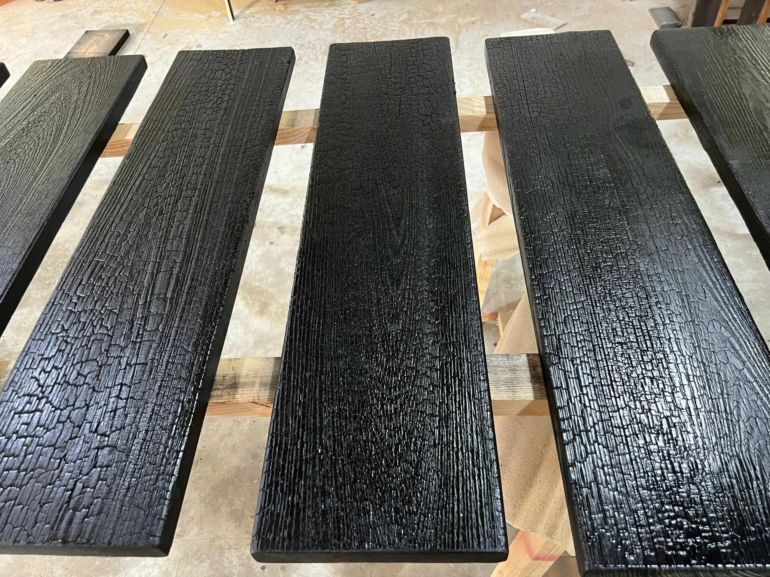 Bề mặt gỗ shou sugi ban
