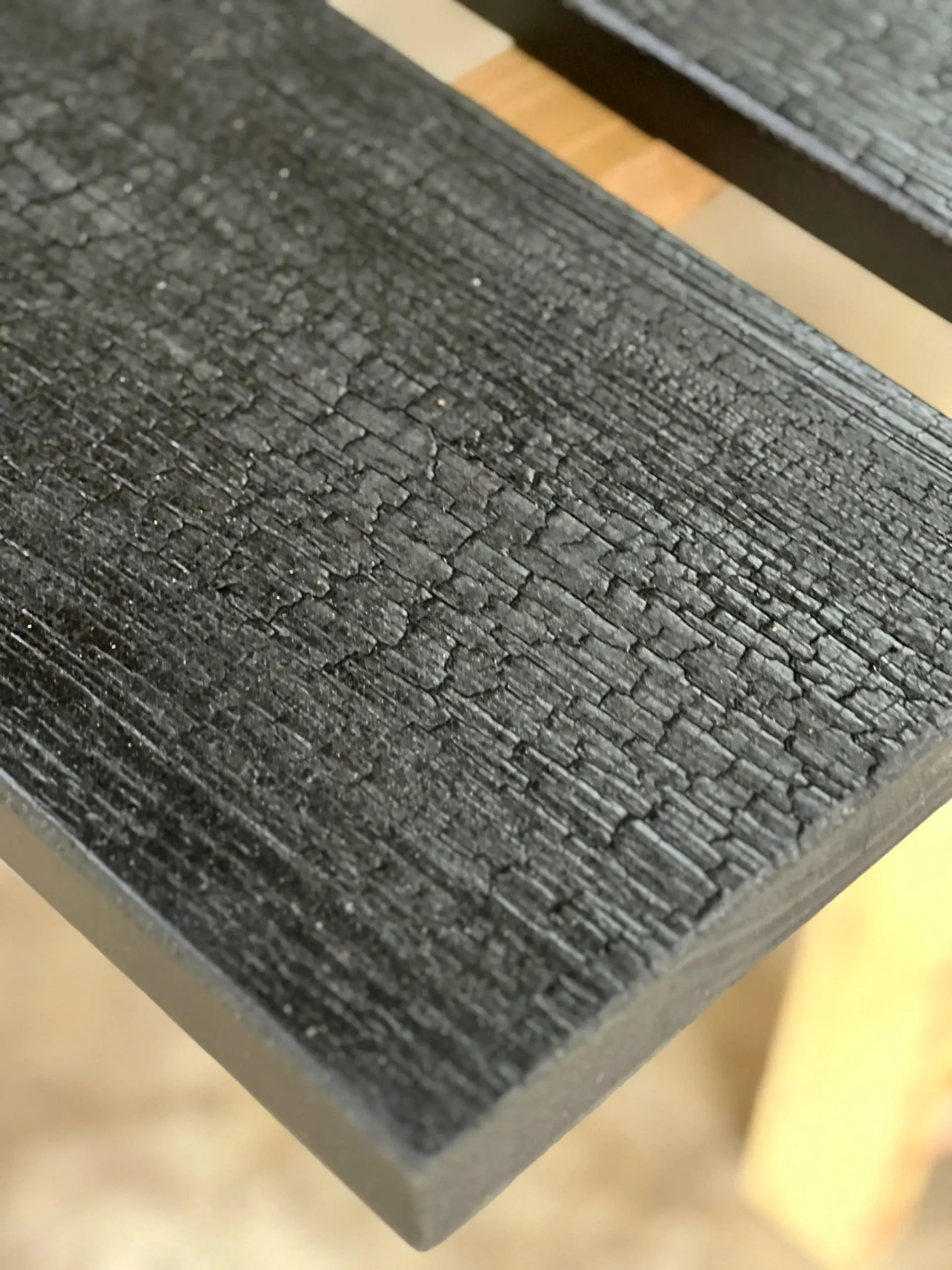 Gỗ Ash được xử lý bằng kỹ thuật Shou Sugi Ban